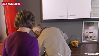 Napalona Babcia Z Niemiec Zostaje Ruchana Przez Sąsiada W Gorącym Filmie.