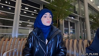 ندجا، یک زن محجبه ایرانی، سکس مقعدی را در توالت و راهرو به عنوان بخشی از پرداخت هزینه هواپیما تجربه می کند