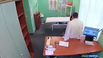 Жена Се Враћа Код Свог Доктора За Више Од Само Прегледа.